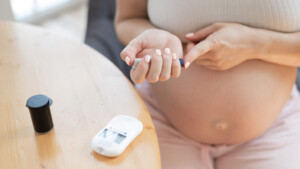Kobieta w ciąży, mierzy cukier