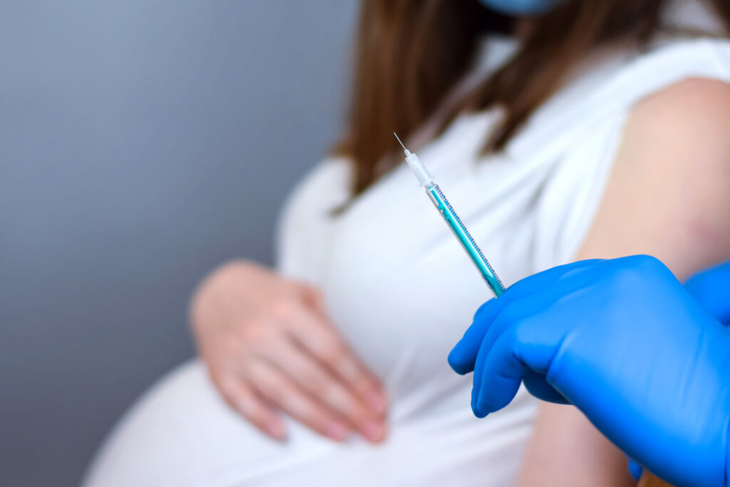 Szczepionki Moderna i Pfizer bezpieczne i skuteczne u kobiet w ciąży i karmiących.